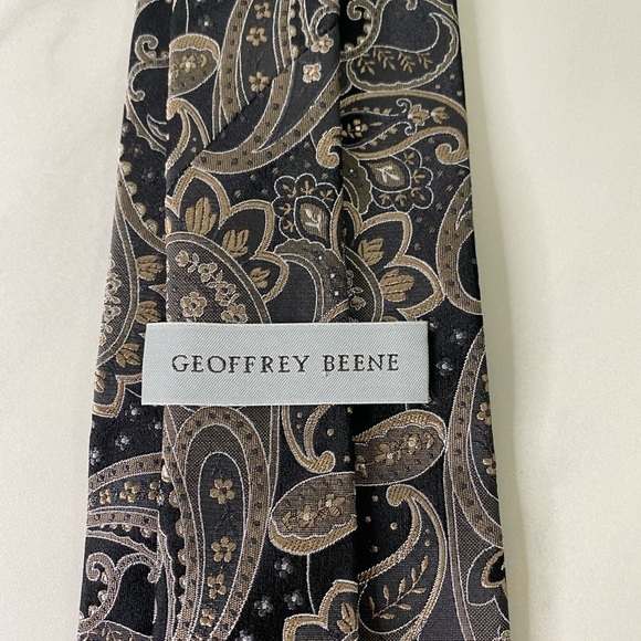 Geoffrey Beene 100% silk necktie - Picture 2 of 3